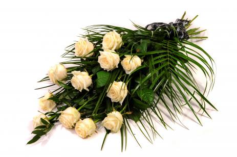 Купить траурный букет из белых роз с доставкой по Абакану
